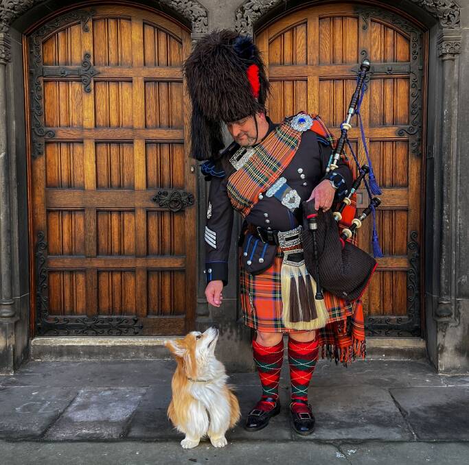 A bagpiper and friend in Edinburgh. A bagpiper and friend in Edinburgh.