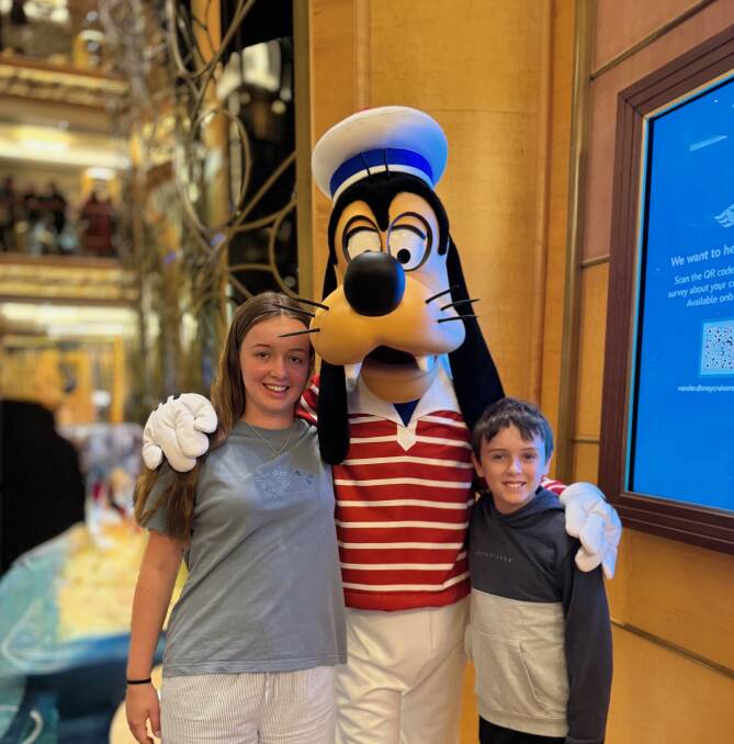 The writer's niblings say hi to Goofy on board Disney Wonder. The writer's niblings say hi to Goofy on board Disney Wonder.