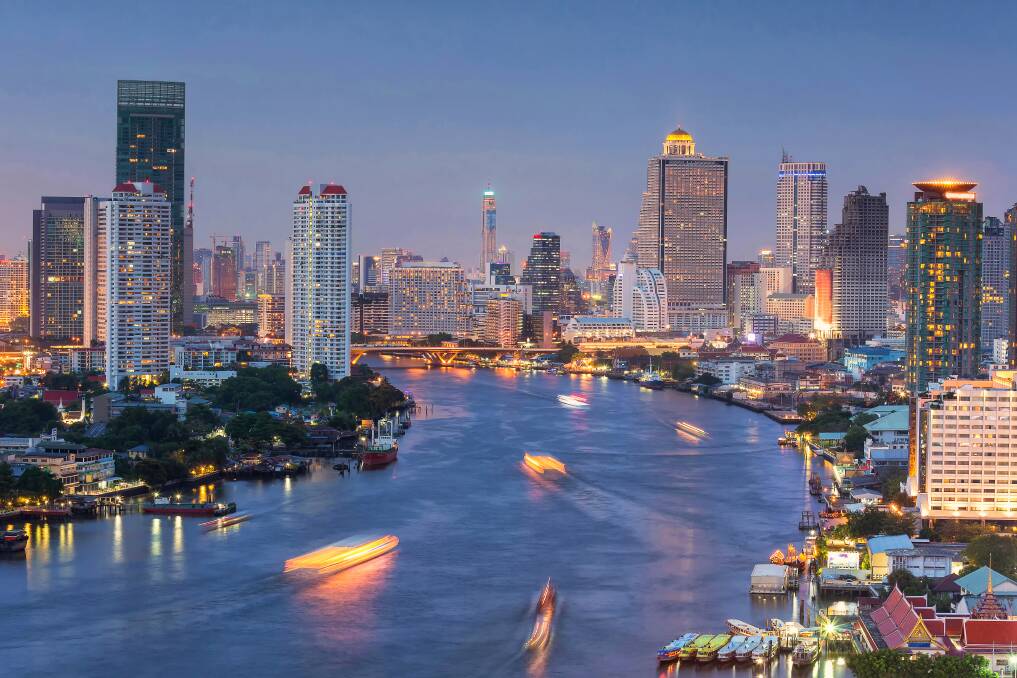 Bright lights and boats on the Chao Phraya. Bright lights and boats on the Chao Phraya.