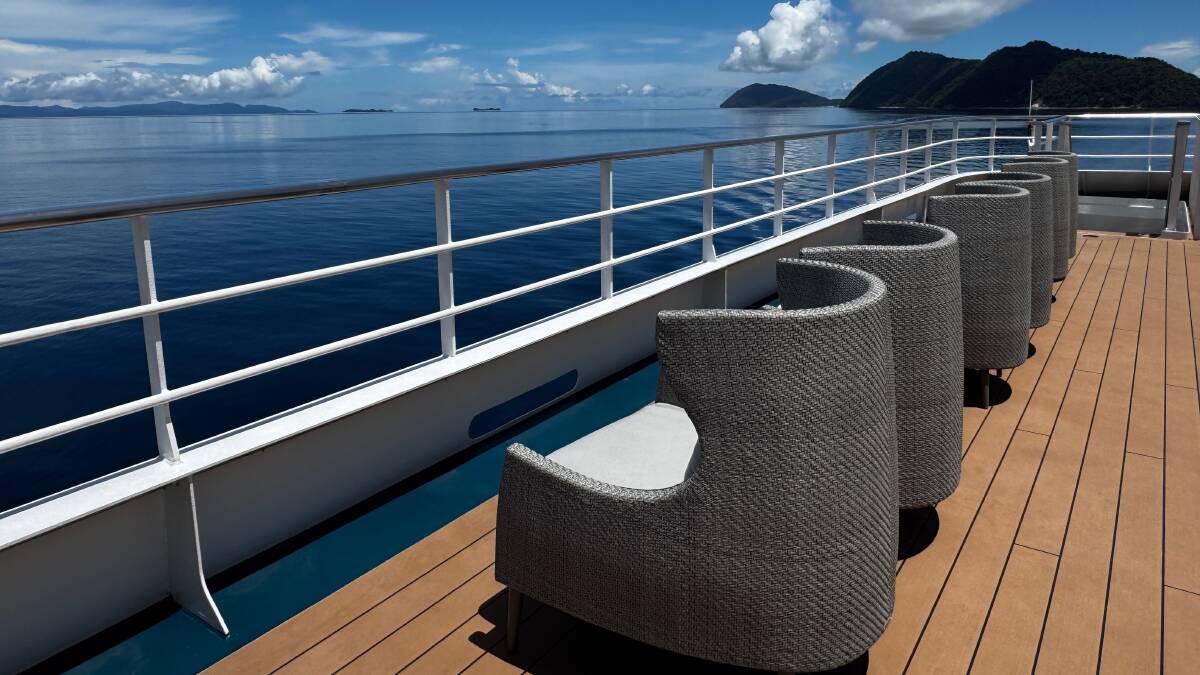 Ocean-facing deck chairs are de rigueur.