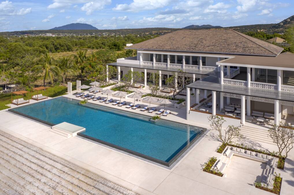 Beachfront Lounge and Pool, Azerai, Ke Ga Bay.