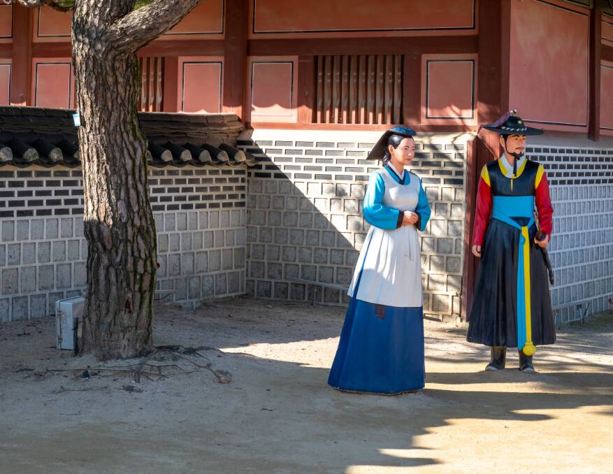 Statues of characters from K-drama Jewel in the Palace.
