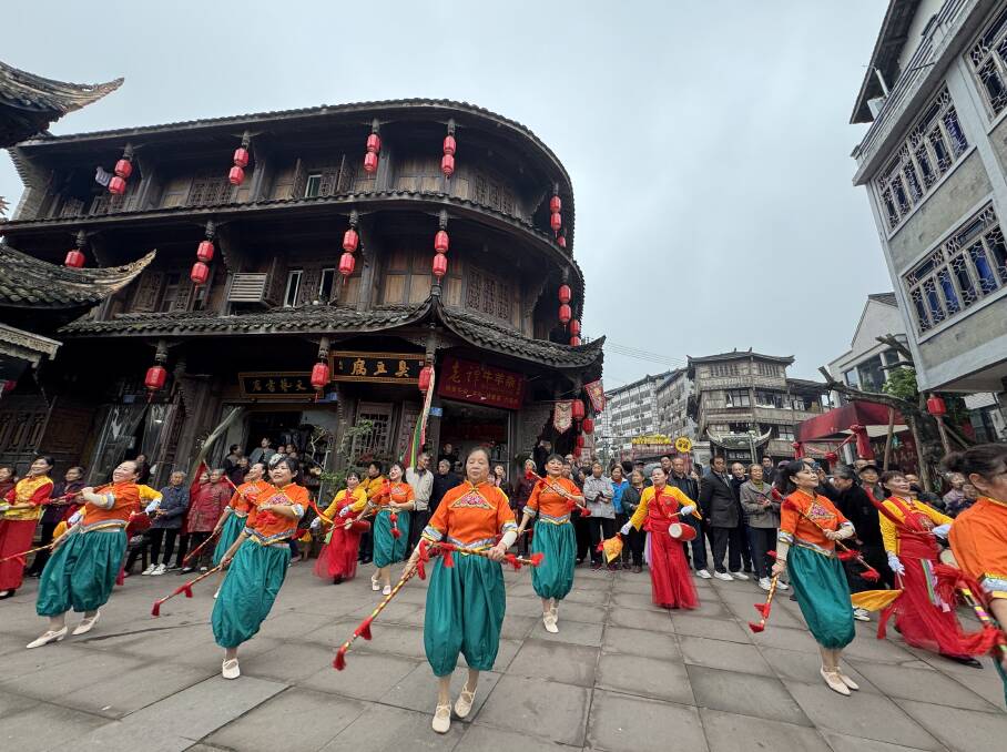 Women in Shuangjiang Ancient Town welcoming visitors with a traditional dance performance. Picture by Bageshri Savyasachi
