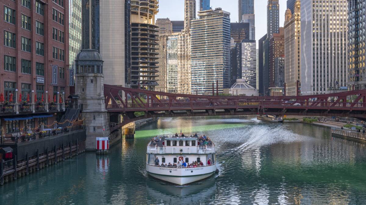 How to see the dazzling skyline of Chicago - from train and water How to see the dazzling skyline of Chicago - from train and water