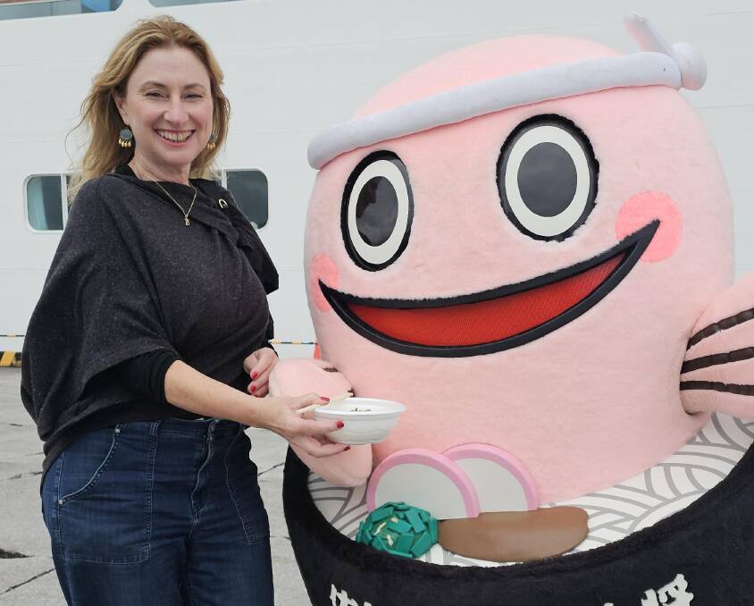 The writer receives a warm welcome in Saiki. The writer receives a warm welcome in Saiki.