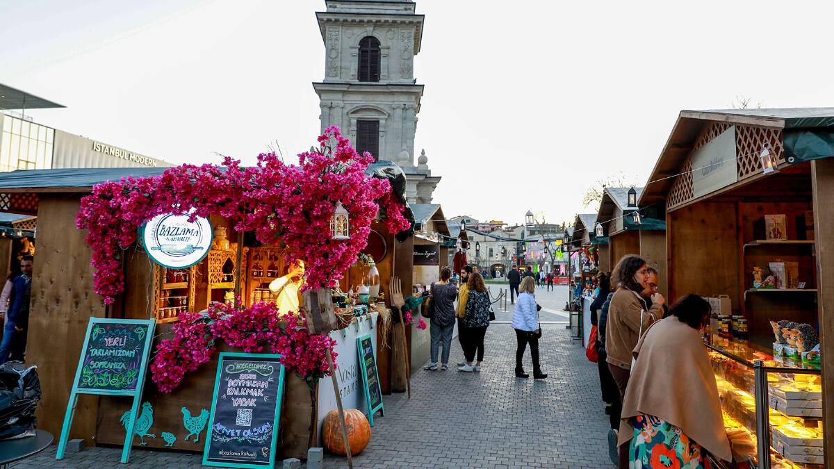 Don't forget to haggle with stall holders if you buy a souvenir.