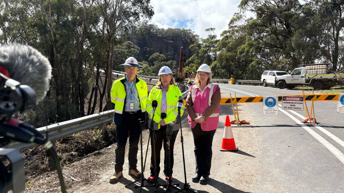 Transport for NSW's Matt Fuller, Minister Jenny Aitchison and Lithgow mayor Cass Coleman. Picture by Brad Jurd Transport for NSW's Matt Fuller, Minister Jenny Aitchison and Lithgow mayor Cass Coleman. Picture by Brad Jurd