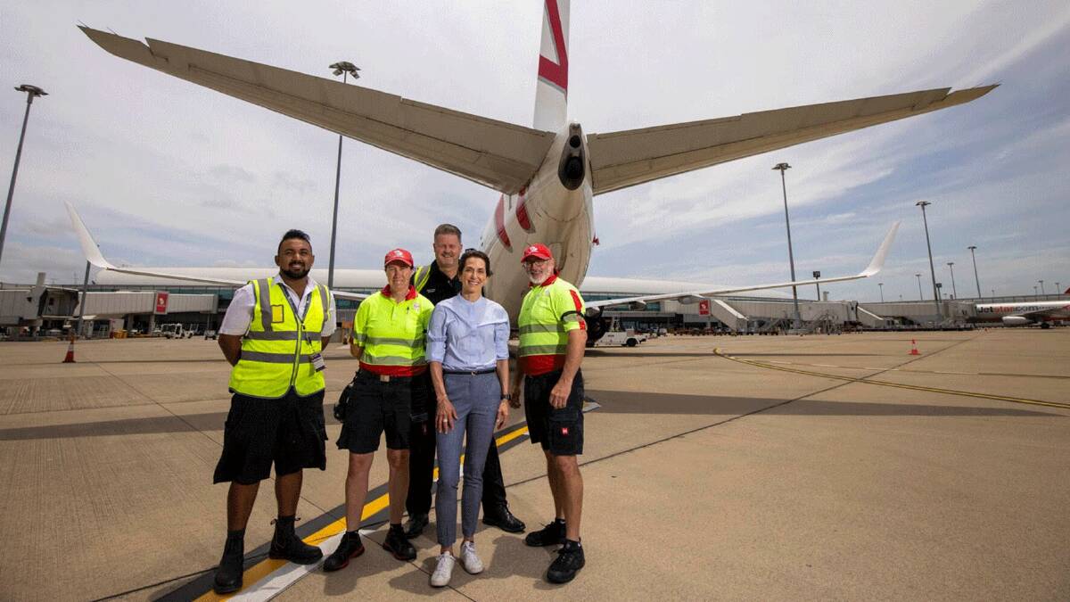 Outgoing CEO Jayne Hrdlicka with Virgin Australia staffers.