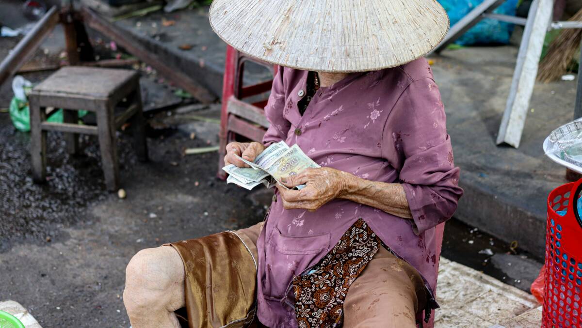 Some places like markets and street vendors only take cash in some Asian countries. Picture by Unsplash