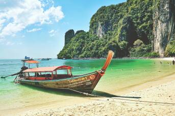 Thailand tightens entry: shorter stays, digital cards and new fees explained
