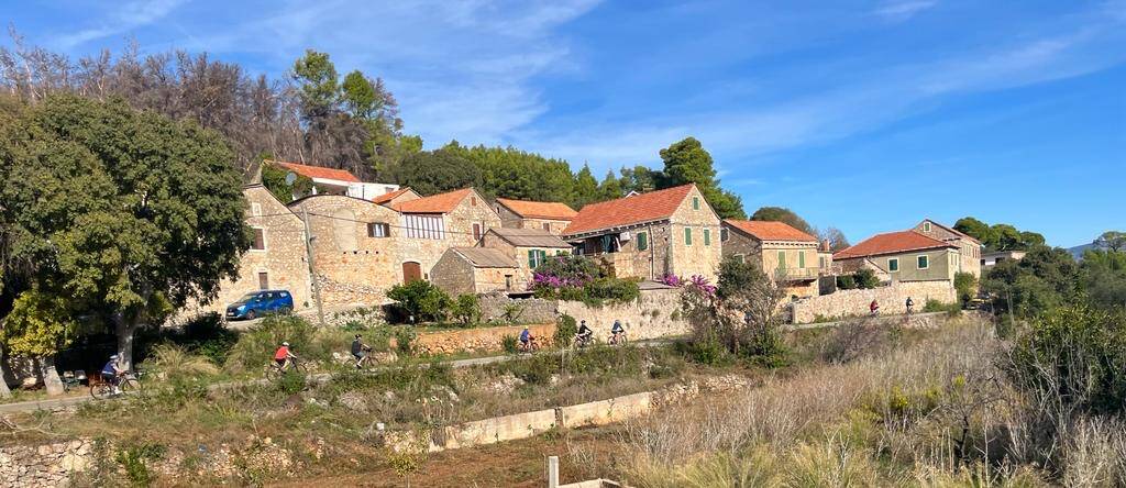 Scenic settlements along the way. Scenic settlements along the way.