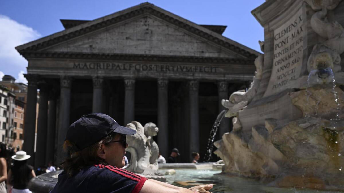 People in Rome have been finding refuge from the heat in the city's iconic fountains. (EPA PHOTO) People in Rome have been finding refuge from the heat in the city's iconic fountains. (EPA PHOTO)