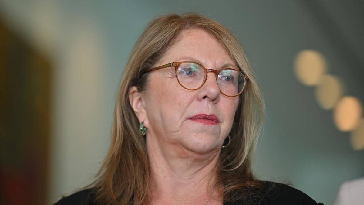 Catherine King has called a snap emergency meeting with Airservices Australia for Monday. (Mick Tsikas/AAP PHOTOS)